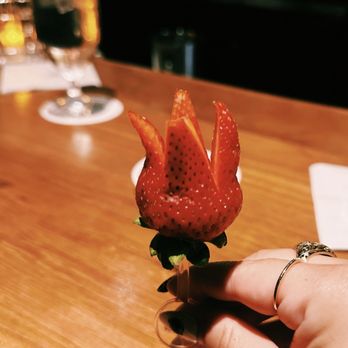 Lewers Lounge - Date Night Strawberry Rose - Jazz & Blues Near Me - Honolulu, Hawaii Lewers Lounge - Date Night Strawberry Rose - Jazz & Blues Near Me - Honolulu, Hawaii