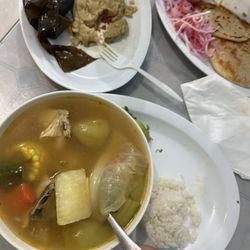 El Salvadorin - Sopa de Pollo Pupusa de Pollo con Queso Tamale de pollo