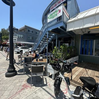Primanti Bros - We sat outside. We had our Ebikes and our two dogs in they dog trailer - Pizza Near Me - Fort Lauderdale, Florida Primanti Bros - We sat outside. We had our Ebikes and our two dogs in they dog trailer - Pizza Near Me - Fort Lauderdale, Florida