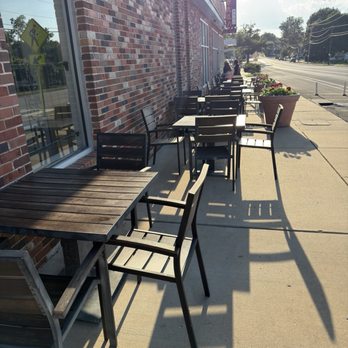 Lona’s Lil Eats - Outside seating - Barbeque Near Me - Kirkwood, Missouri