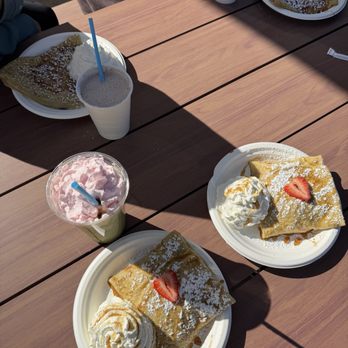 Café Crêpe Mammoth - Strawberry crepes and Dark Side crepes With hot chocolate and matcha - Cafes Near Me - Mammoth Lakes, California