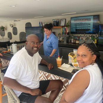 E Noa Tours - Hilton Garden Inn pool bar, nice drinks to kick off the first day... - Tours Near Me - Honolulu, Hawaii
