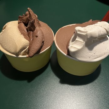 7Gradi - Chocolate and coffee on the left. Chocolate and peanut butter on the right. - Gelato Near Me - Honolulu, Hawaii