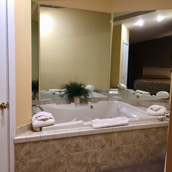 Eagle Trace - 11.18.18 in master bedroom - Resorts Near Me - McGaheysville, Virginia Eagle Trace - 11.18.18 in master bedroom - Resorts Near Me - McGaheysville, Virginia