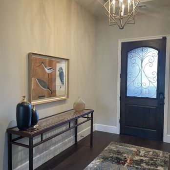 Rochelle Interiors - Warm & Inviting Entry with darker accent paint in soffit ceiling and custom area rug. - Interior Design Near Me - Petaluma, California Rochelle Interiors - Warm & Inviting Entry with darker accent paint in soffit ceiling and custom area rug. - Interior Design Near Me - Petaluma, California