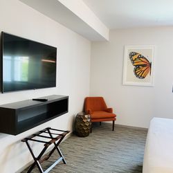 Hotel Mariposa Los Angeles - Basic furnishing in the room.