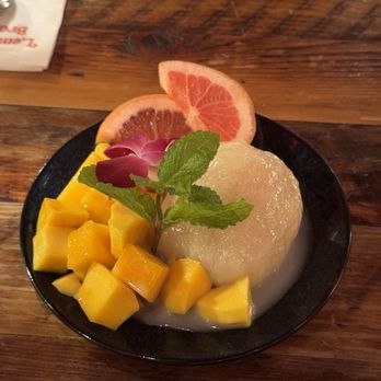 Lemongrass Brooklyn - Mango Coconut Sticky Rice with Fresh Mango - Thai Near Me - Brooklyn, New York Lemongrass Brooklyn - Mango Coconut Sticky Rice with Fresh Mango - Thai Near Me - Brooklyn, New York