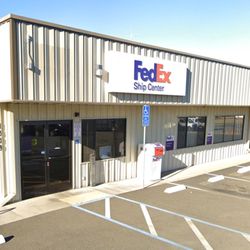 FedEx Ship Center - Easy to find once you're on the right street.