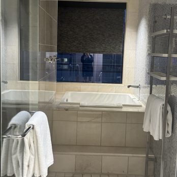 The Cosmopolitan - Shower room that leads to a bathtub - Hotels Near Me - Las Vegas, Nevada The Cosmopolitan - Shower room that leads to a bathtub - Hotels Near Me - Las Vegas, Nevada