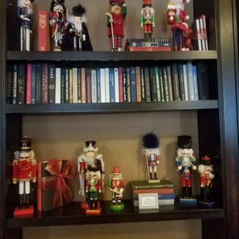 Omni - bookcase in bar area from cafe to main lobby - Venues & Event Spaces Near Me - Bedford, Pennsylvania Omni - bookcase in bar area from cafe to main lobby - Venues & Event Spaces Near Me - Bedford, Pennsylvania