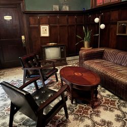 Cardinal Bar - Sitting area