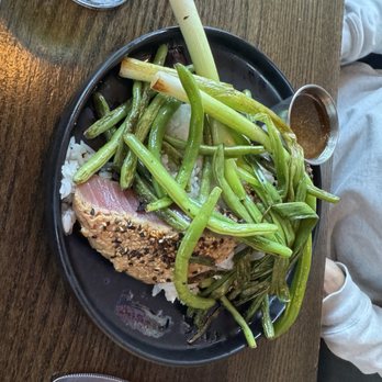 Tumbled Rock Brewery & Kitchen - Delicious tuna steak with rice, green onions and green beans. - Pizza Near Me - Baraboo, Wisconsin Tumbled Rock Brewery & Kitchen - Delicious tuna steak with rice, green onions and green beans. - Pizza Near Me - Baraboo, Wisconsin