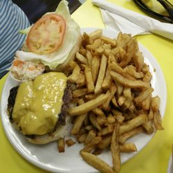 Mum's Restaurant & Bakery - Cheeseburger w fries