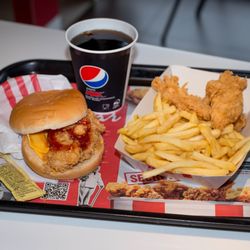 KFC - "5 für 5€" : ein Burger, Pommes, zwei Hähnchenteile und ein Softgetränk