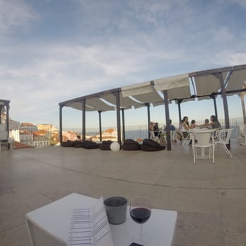 Portas do Sol - Bottle of wine and some apps for myself - Lounges Near Me - Lisbon, 11