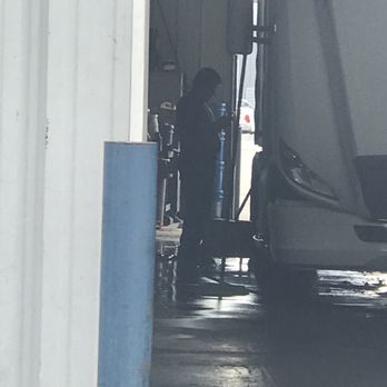 Inland Kenworth - The worker texting while my truck sat in washbay for 2.5 hours - Truck Rental Near Me - Fontana, California