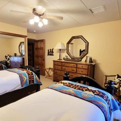 Coyote Hill Lodge - Unit B1 Bedroom with Two Twin Beds
