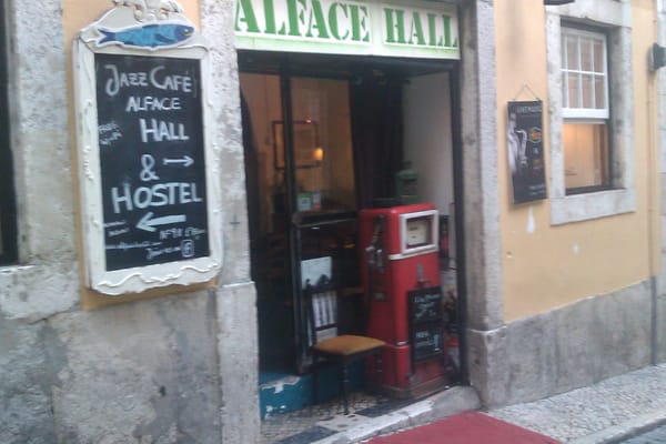 Alface Hall Hostel & Bar by null