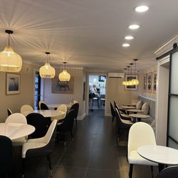 The Lazy Lobster Restaurant - Beautiful indoor dining space