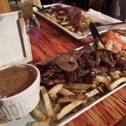 Streak and fries with mushrooms, prawns and gravy Streak and fries with mushrooms, prawns and gravy