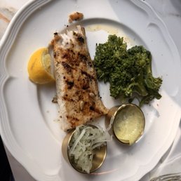 Mahi sandwich with no bun and broccoli