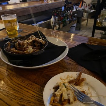 Sturbridge Porterhouse - The bar and some actually delicious poutine and I'm such a snob. - American Near Me - Sturbridge, Massachusetts