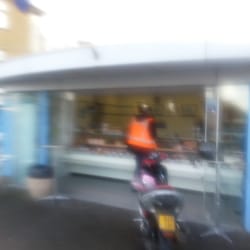 Vishandel Plugge - Volop dagverse producten warme vis verse vis gourmet visfondue BBQ vers gesneden haring volop aanbiedingen
