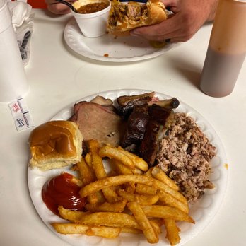 Dobb's Famouse Bar-B-Que - Barbecue combination plate and and sandwich combination plate - Barbeque Near Me - Dothan, Alabama