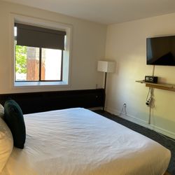 Hotel Leo - Another view of the bed and a second TV