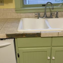 Italian Estates Property Management - Tile missing from the counter when we arrived