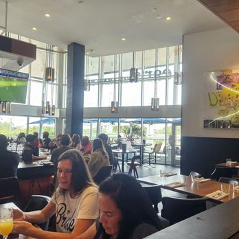 Earls Kitchen + Bar - Bar area - New American Near Me - Orlando, Florida Earls Kitchen + Bar - Bar area - New American Near Me - Orlando, Florida