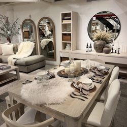 Pottery Barn - It's pretty but very empty all the time... not sure how they afford rent