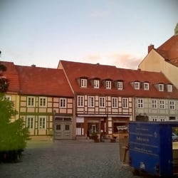 Café Schröder - Café Schröder am Marktplatz in Kyritz, das Fachwerkhaus in der Mitte des Fotos