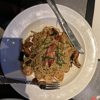 Yard House - Lobster Garlic Noodles - New American Near Me - Austin, Texas
