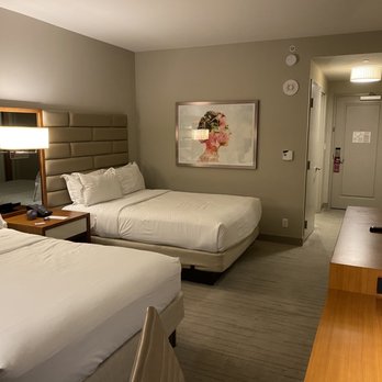 Hilton West Palm Beach - Standard room with 2 queens - Hotels Near Me - West Palm Beach, Florida Hilton West Palm Beach - Standard room with 2 queens - Hotels Near Me - West Palm Beach, Florida
