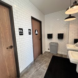 Bruxie - Sinks outside which is fantastic bc these Holy smoky Chicken hands get sticky!