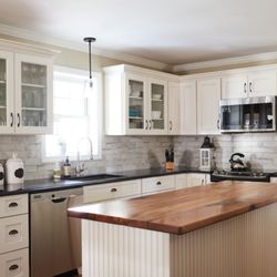 Chattanooga Cabinets - Custom Cabinets with Glass Fronts, Island, Countertops & Backsplash