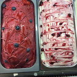 Cortina Eis-Cafe - Links Waldfrucht Rechts Joghurt-Granatapfel