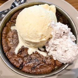 BJ's Restaurant & Brewhouse - Cookie dough padookie