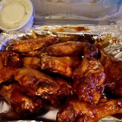 D-Ray's Pizzeria - "Everything wings" looking tasty. The takeout container keeps sauce in!