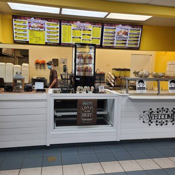 Brown Skillet - Lafayette - a man working behind a counter - Fast Food Near Me - Lafayette, Louisiana Brown Skillet - Lafayette - a man working behind a counter - Fast Food Near Me - Lafayette, Louisiana