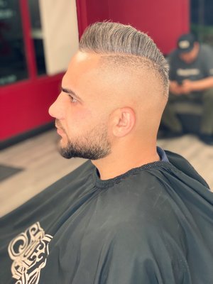La Familia Barbershop by null