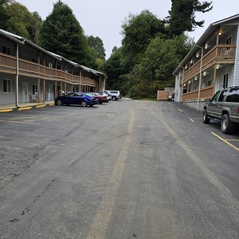 Ocean Suites - Parking lot - Hotels Near Me - Brookings, Oregon