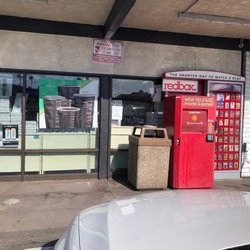 7-Eleven - Redbox outside store