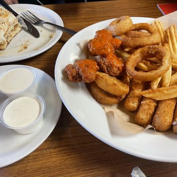 Denny's - Classic Sampler (Fried Mozzarella, Onion rings, Potato fries, Buffalo Wings with 4 dipping sauces) - Diners Near Me - Canyon Country, California