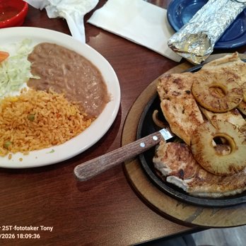 El Cubilete - Fish and Chicken combo with toasted pineapples - Mexican Near Me - Niagara Falls, New York