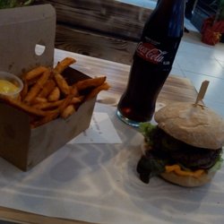 Burger Brothers - Chili cheese mit spelfmade brot und Süsskartoffeln Pommes plus Zero