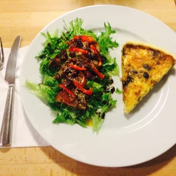 Veggie - Kesäkurpitsa-feta-oliivipiirakka ja salaatti, jossa mm. aurinkokuivattuja tomaatteja ja papuja - Gluten-Free Near Me - Helsinki, 18 Veggie - Kesäkurpitsa-feta-oliivipiirakka ja salaatti, jossa mm. aurinkokuivattuja tomaatteja ja papuja - Gluten-Free Near Me - Helsinki, 18