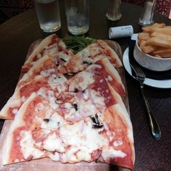 The Nottingham Belfry - Pizza and crisps (thick fries)