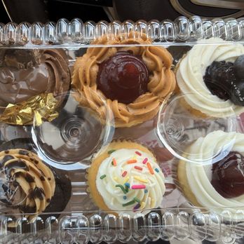 Da Cakes - 6 Pack Signature Cupcakes - Desserts Near Me - Houston, Texas Da Cakes - 6 Pack Signature Cupcakes - Desserts Near Me - Houston, Texas